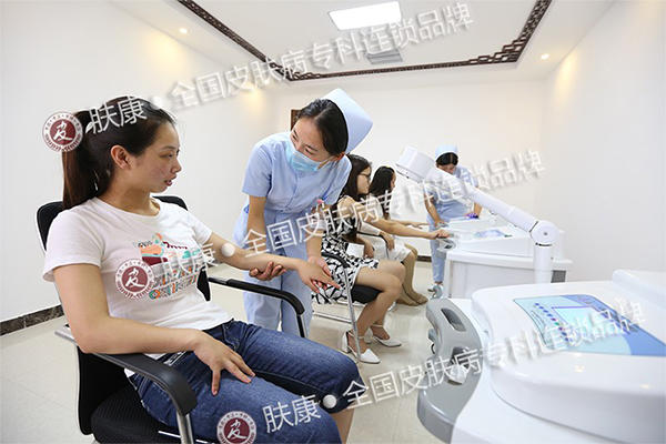在医院走廊里等候就诊的患者们